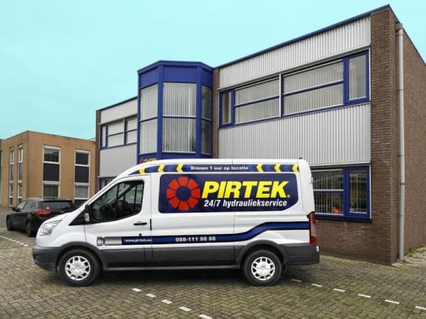 Article image of: Uniforme uitstraling van Pirtek servicewagens
