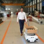 Article image of: Logistiek medewerker opgevolgd door transportrobot