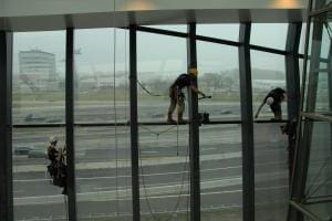 Article image of: Rope Acces onderhoudt bedrijfspand Oracle Utrecht