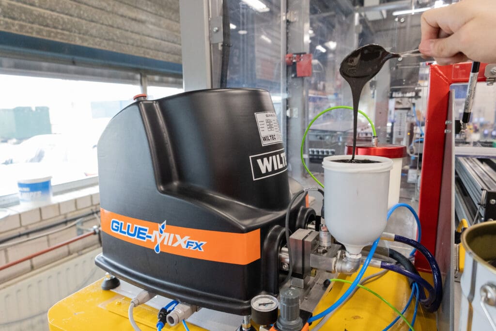 Article image of: GlueMix verlijmt gasregelaars gAvilar met extreme nauwkeurigheid