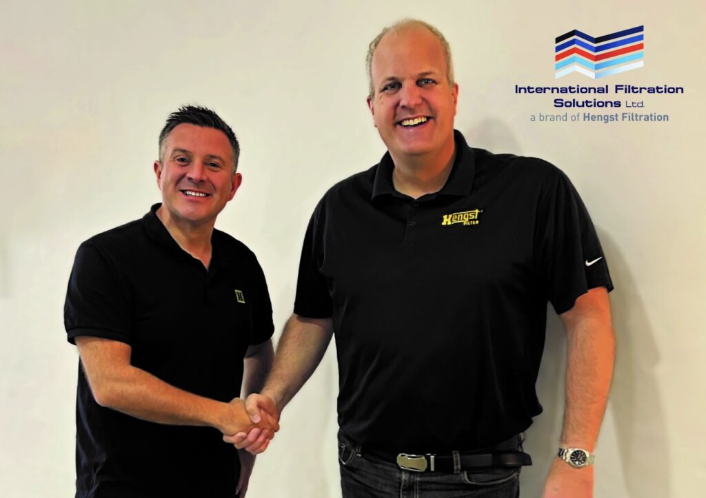 Brett Smyth (Managing Director International Filtration Solutions) en Oliver Nabrotzky (Group Vice President Hengst Filtration) bekrachtigen de overname van IFS door Hengst met een handdruk