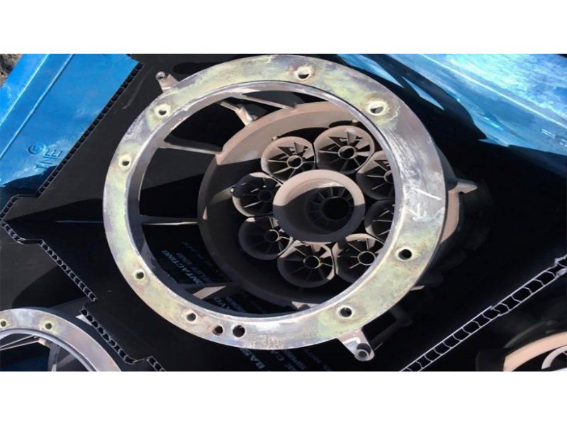 Bevestigingsring van een machineonderdeel met een duidelijke geelgroene Cr(VI)-laag