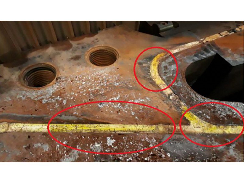 Ingezoomd: langs de lasnaad de herkenbare gele Cr(VI)-vorming